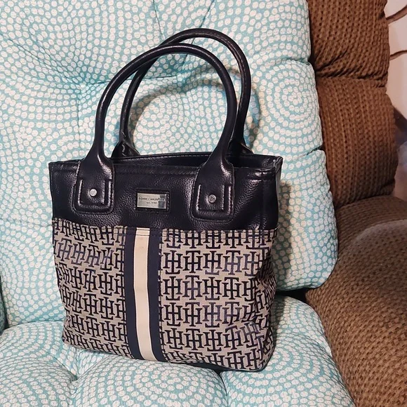 Tommy Hilfiger Vintage Black and White Tote Bag with Monogram Design - Picture 4 of 12